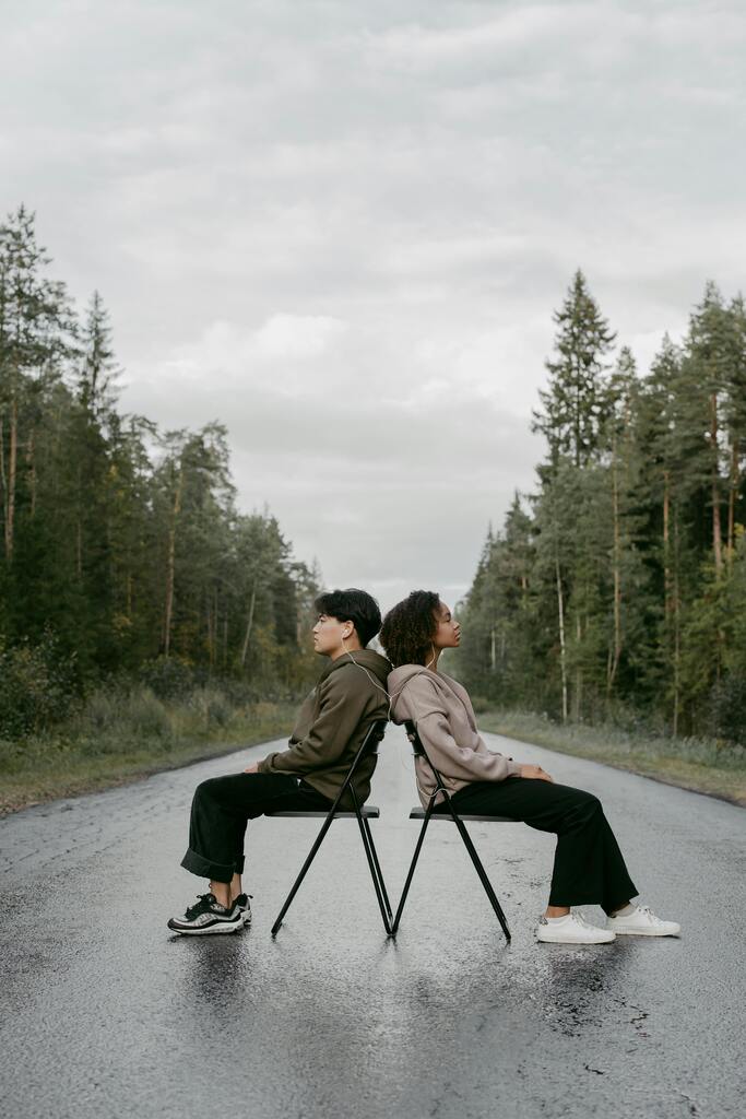 Deux jeunes gens dos à dos