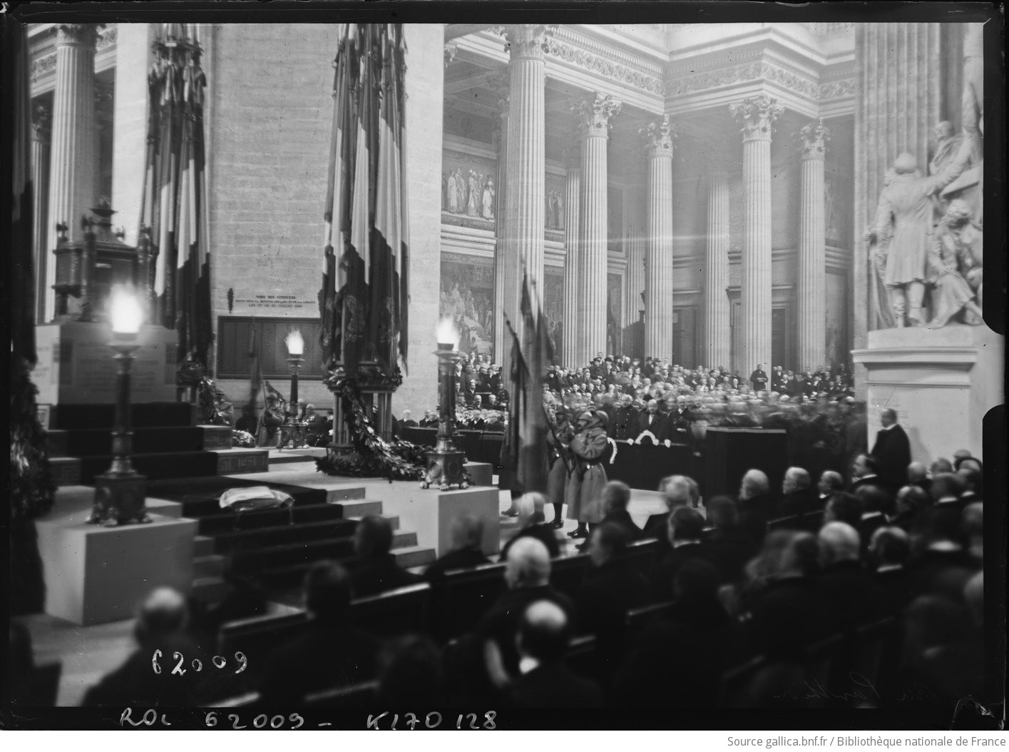 Le Panthéon (ici, la cérémonie de transfert du cœur de Gambetta) et la Légion d’honneur incarnent cette noblesse républicaine française.
