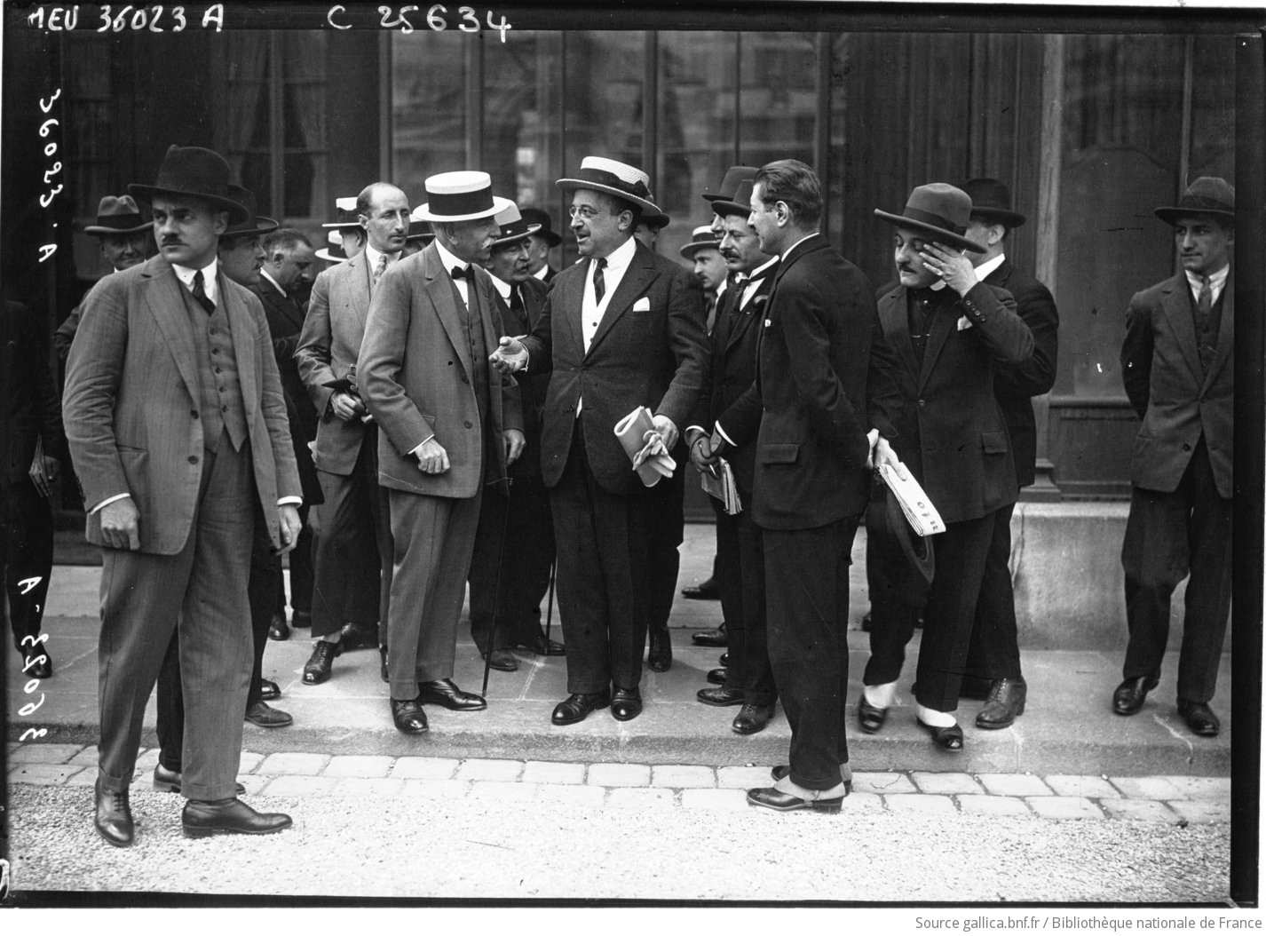 Le président du Conseil Tardieu (favorable à un renforcement du pouvoir exécutif), à la sortie du conseil des ministres