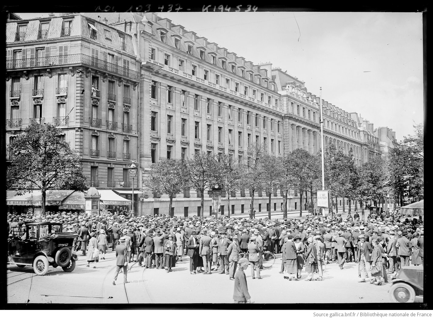 Image de la grève de l’été 1925 des personnels de banque, ici au Trocadéro.