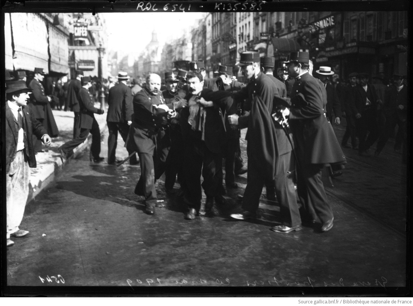 Grande grève des postiers de 1909. Arrestation d’un manifestant. Source : Gallica.