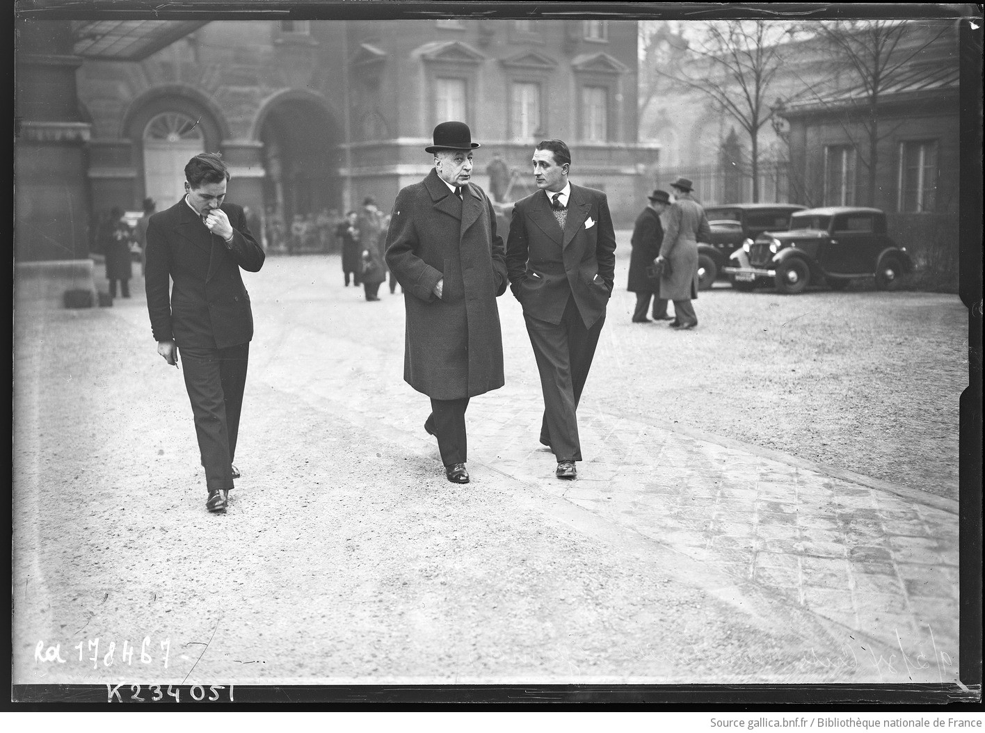 Louis Germain-Martin, au milieu de l’image, en février 1934