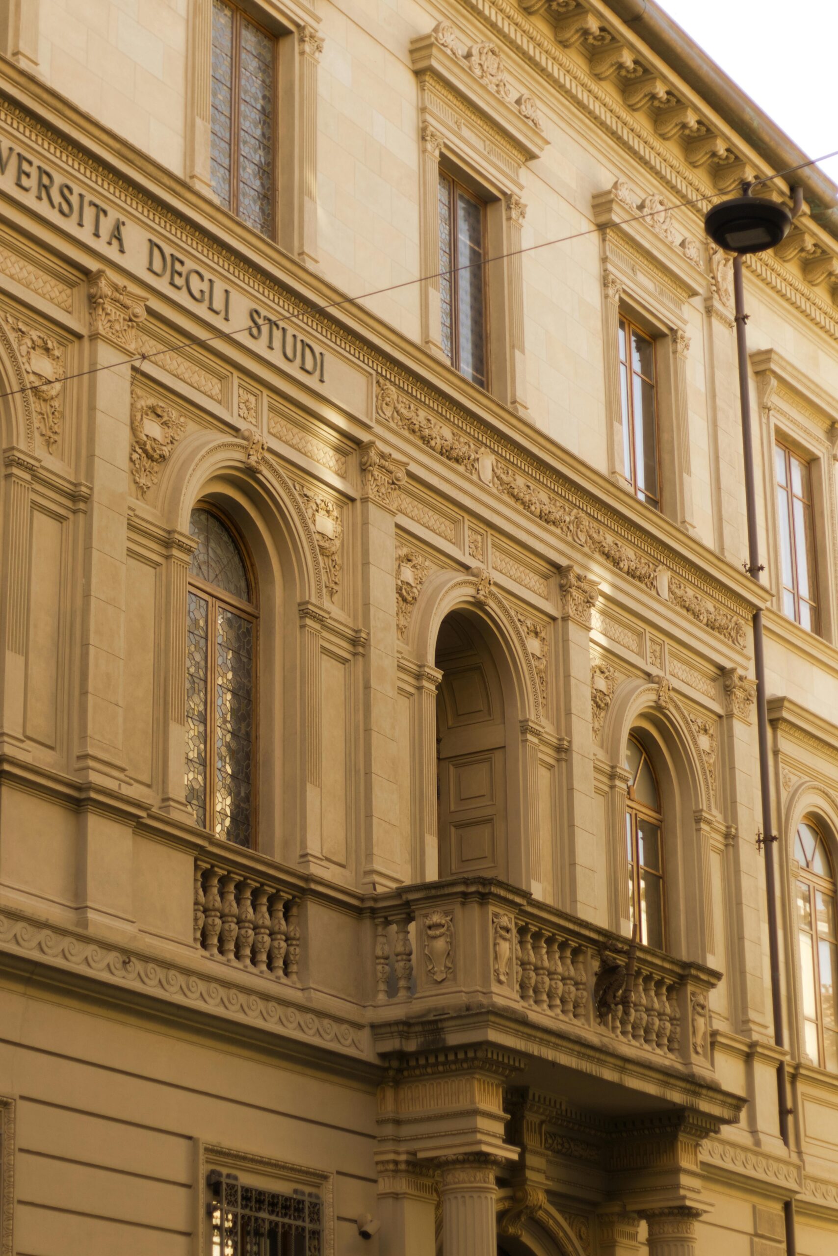 Comment Écrire une Thèse : La Méthode et la Discipline de Recherche d’Umberto Eco (1977)