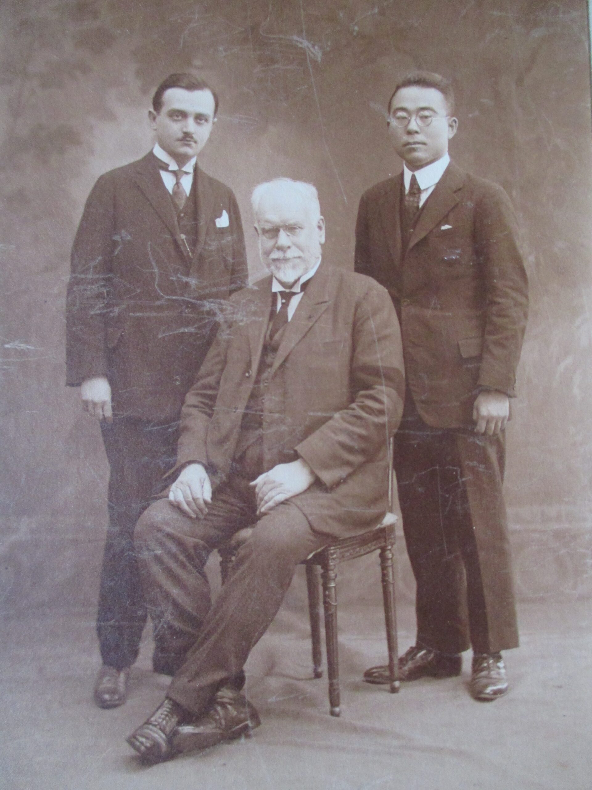 Léon Duguit, au centre. Source : Auteur inconnu, CC BY-SA 4.0 <https://creativecommons.org/licenses/by-sa/4.0>, via Wikimedia Commons