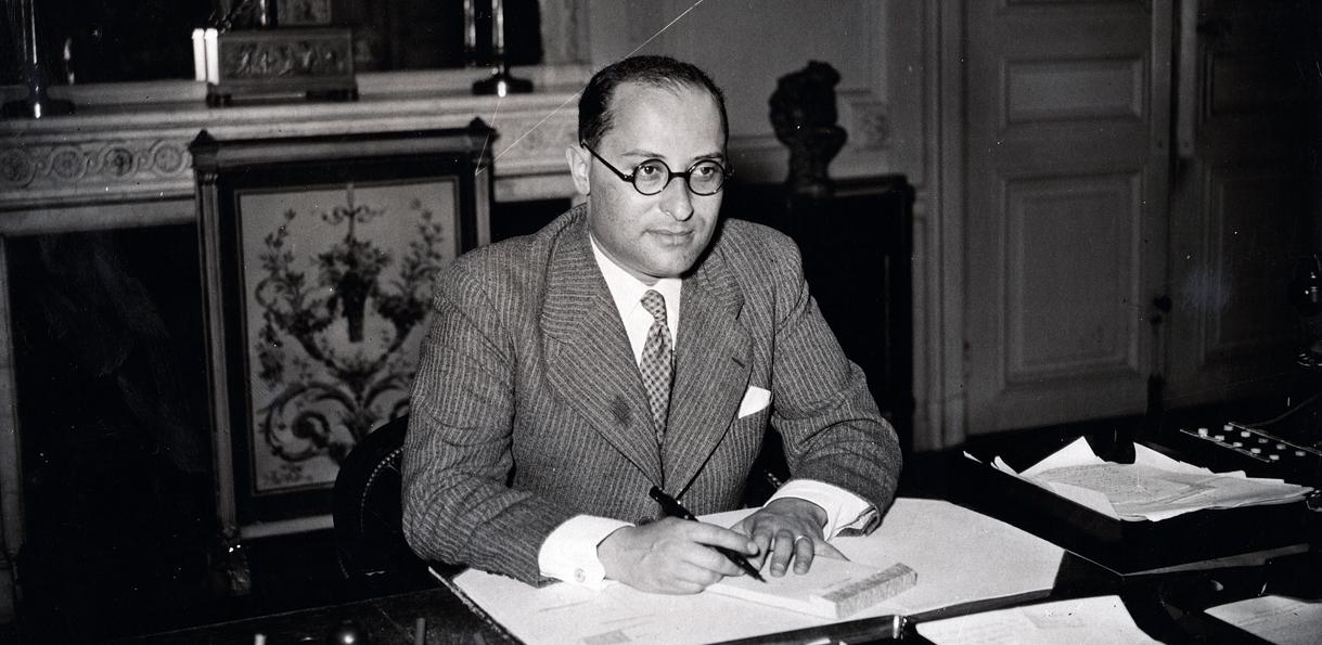 Jean Zay, dans son bureau. Source : Archives nationales.