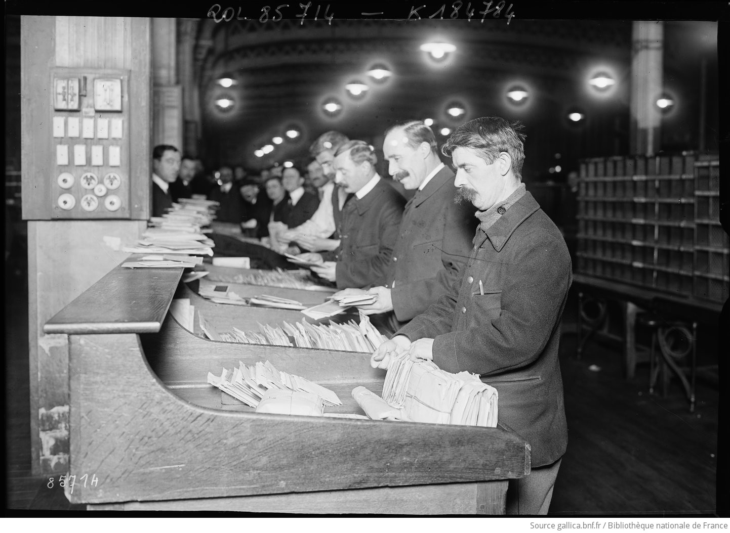 Les Paradoxes de la Nouvelle Gestion Publique : Entre Rationalisation Managériale et Crise du Sens Administratif