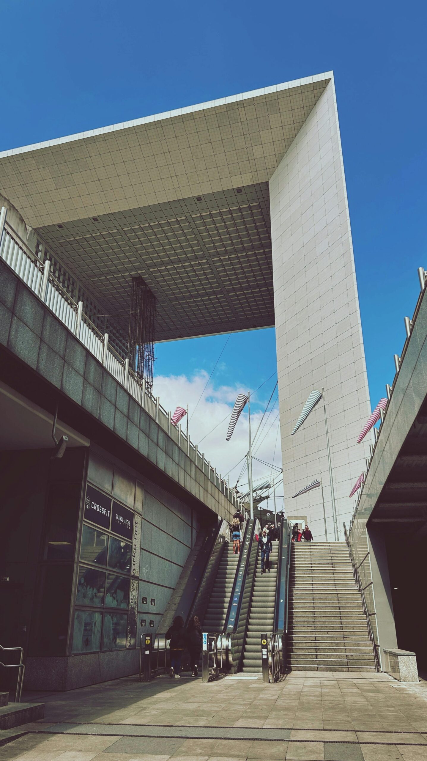 Outre les difficultés managériales et de modernisation, il convient de relever la très forte concentration des hauts fonctionnaires et administrations centrales à Paris. Ici, la Défense et le ministère de l’Écologie. Source : Pexels, Karography