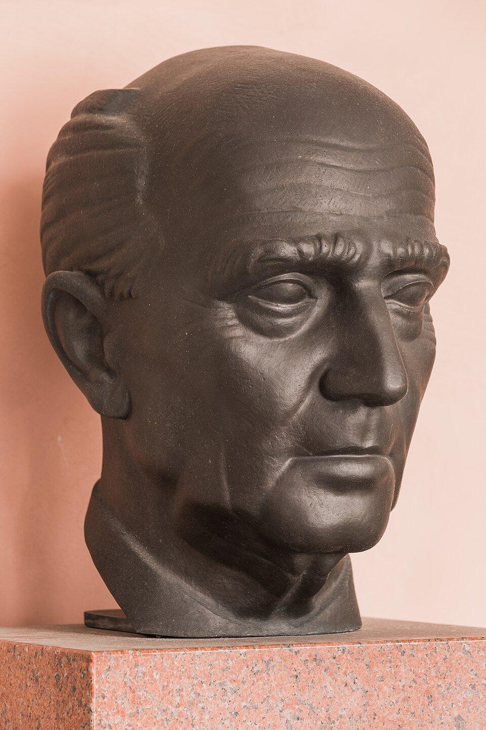 Hans Kelsen, qui s’est battu pour défendre le positivisme juridique et le droit constitutionnel. Source : Hubertl, CC BY-SA 4.0 https://creativecommons.org/licenses/by-sa/4.0, via Wikimedia Commons